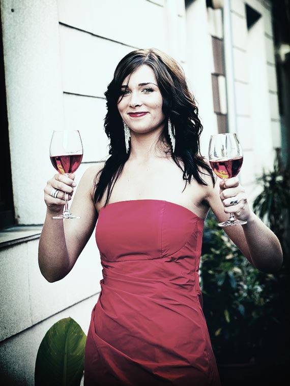 Rotes Kleid und roter Wein