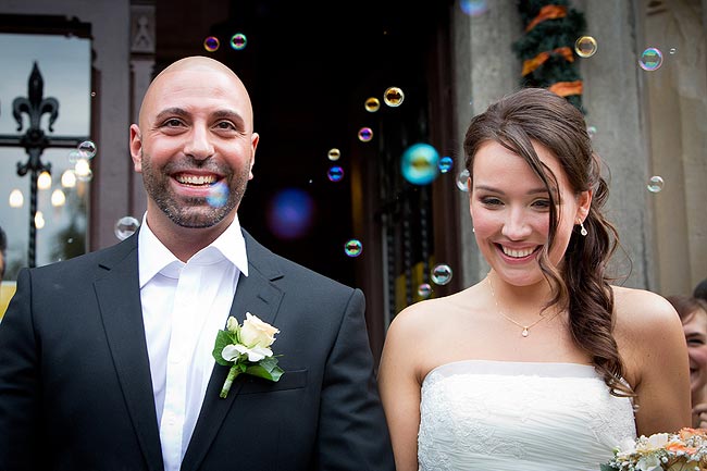 Bräutigam und Braut nach der Trauung mit Seifenblasen