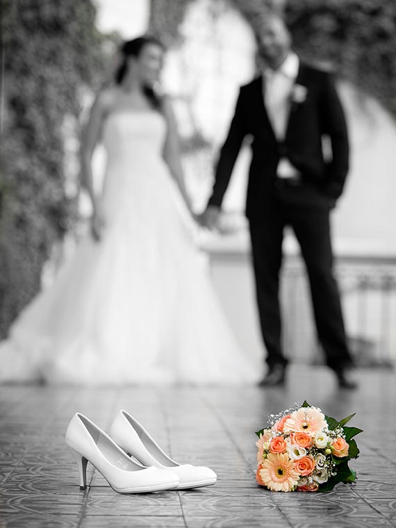 Hochzeitsschuhe und Brautbouquet