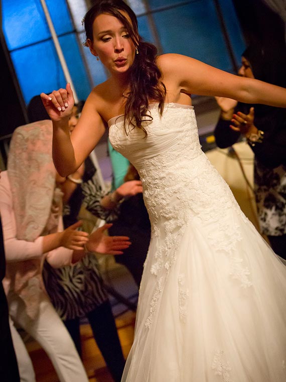 Braut tanzt beim Empfang
