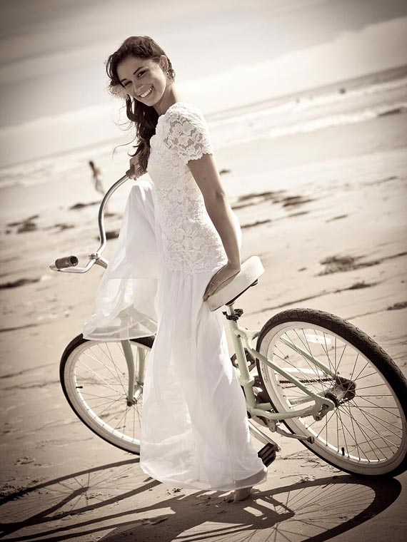 Braut am Strand mit Beachcruiser im Gegenlicht, Instagram-Filter