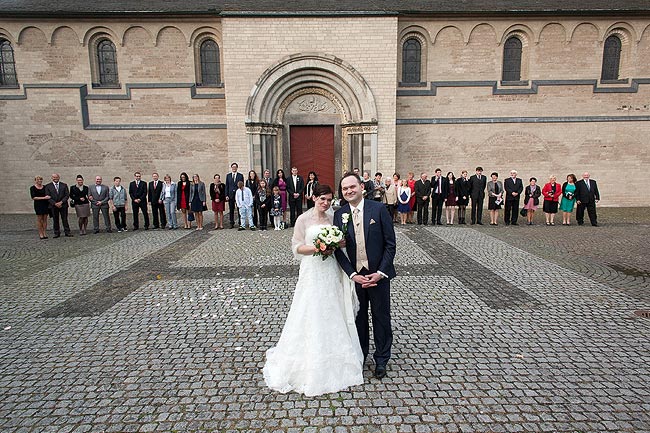 Hochzeitsreportage Gruppenfoto vor Kirche