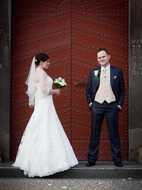 Brautpaar am Portal der Kirche