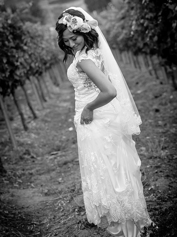 Braut neben Weinreben in Temecula, Kalifornien