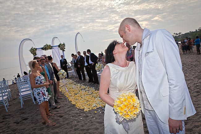 Brautpaar bei Strandhochzeit auf Bali