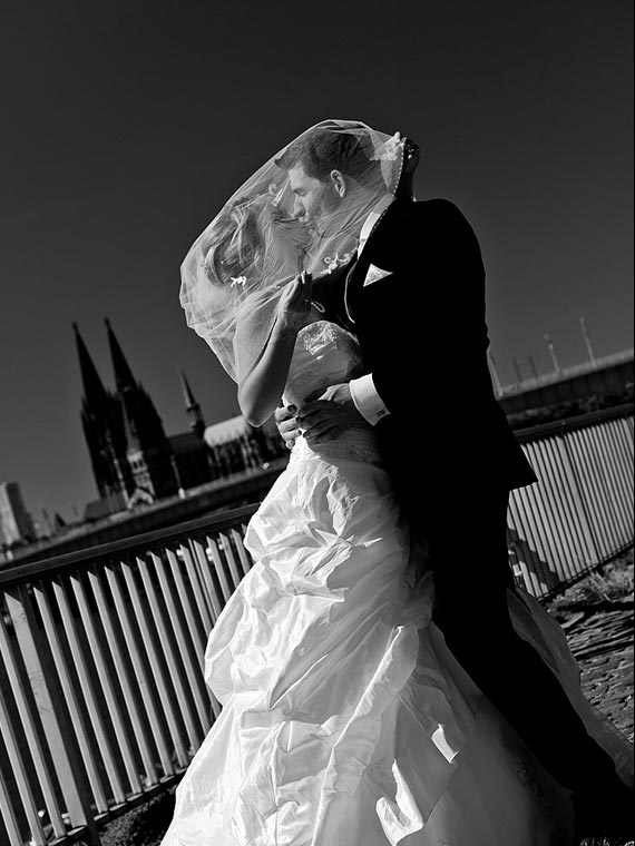 Brautpaar am Rhein mit Dom, schwarz & weiß